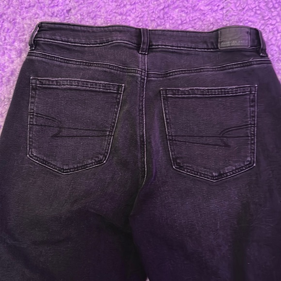 American Eagle Strigid High-Waisted Mom Jean 8 Short - Picture 7 of 9